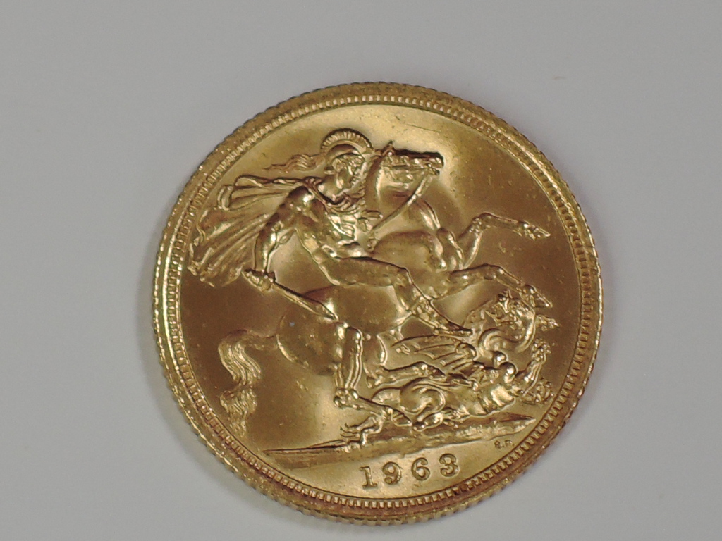 A gold 1963 Great Britain Elizabeth II Sovereign, in plastic case