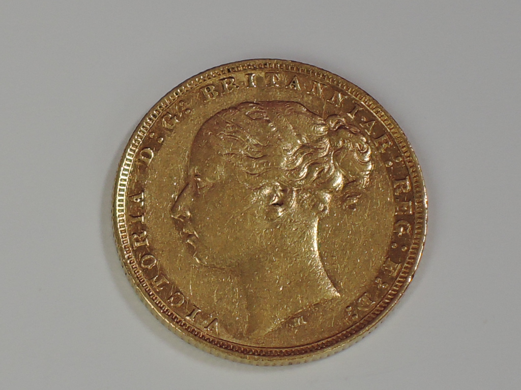 A gold 1877 Great Britain Victoria, young head Sovereign coin, in plastic case, Melbourne Mint - Image 2 of 2