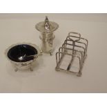 An Edwardian silver pepperette and salt of plain form having shaped rims and trefoil paw feet,