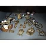 A selection of vintage brass wares including desk top calendar