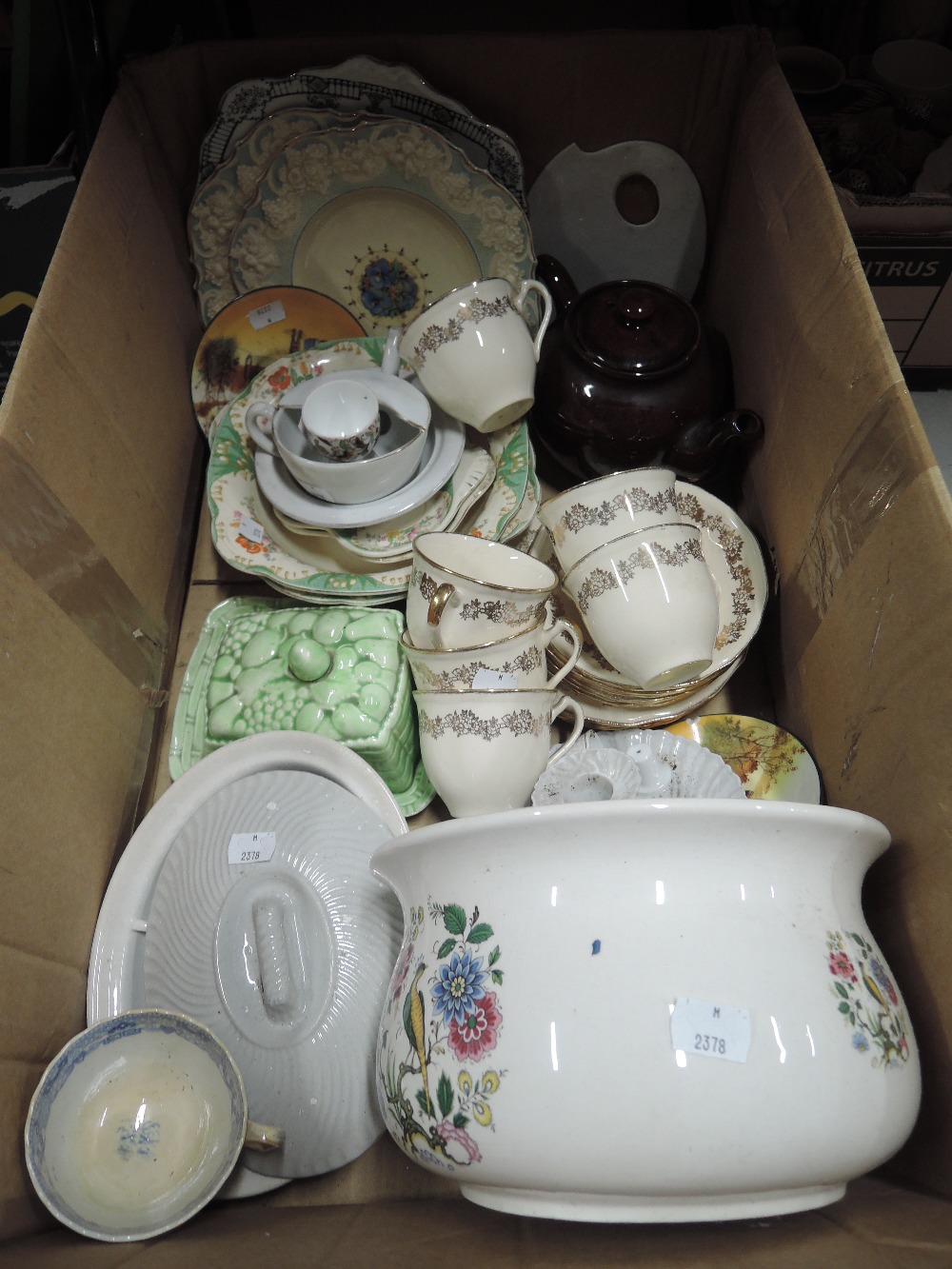 A selection of vintage ceramics and tea cups and saucers