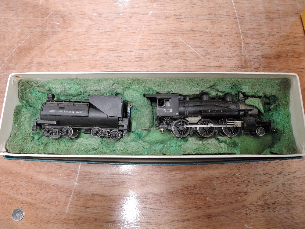 A Fujiyama Kogyo Co Ltd HO scale American brass Southern Pacific Lines 2-6-0 loco & tender 412,