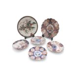 A COLLECTION OF ASSORTED JAPANESE IMARI DISHES, of varying sizes and designs, each decorated with