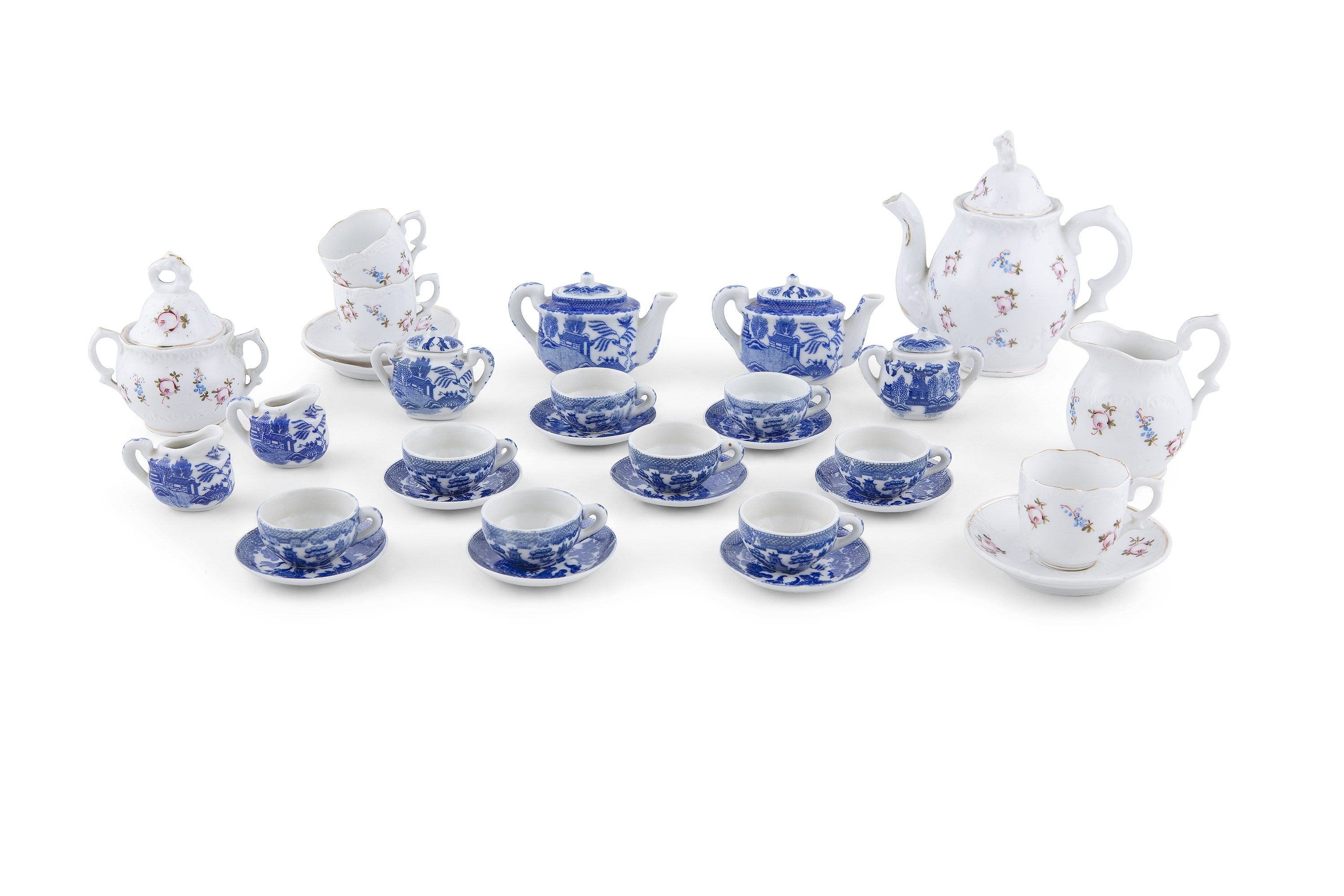 A NOVELTY CHILDS TEA SET, c.1900, transfer printed in blue and white willow pattern, comprising - Image 2 of 3