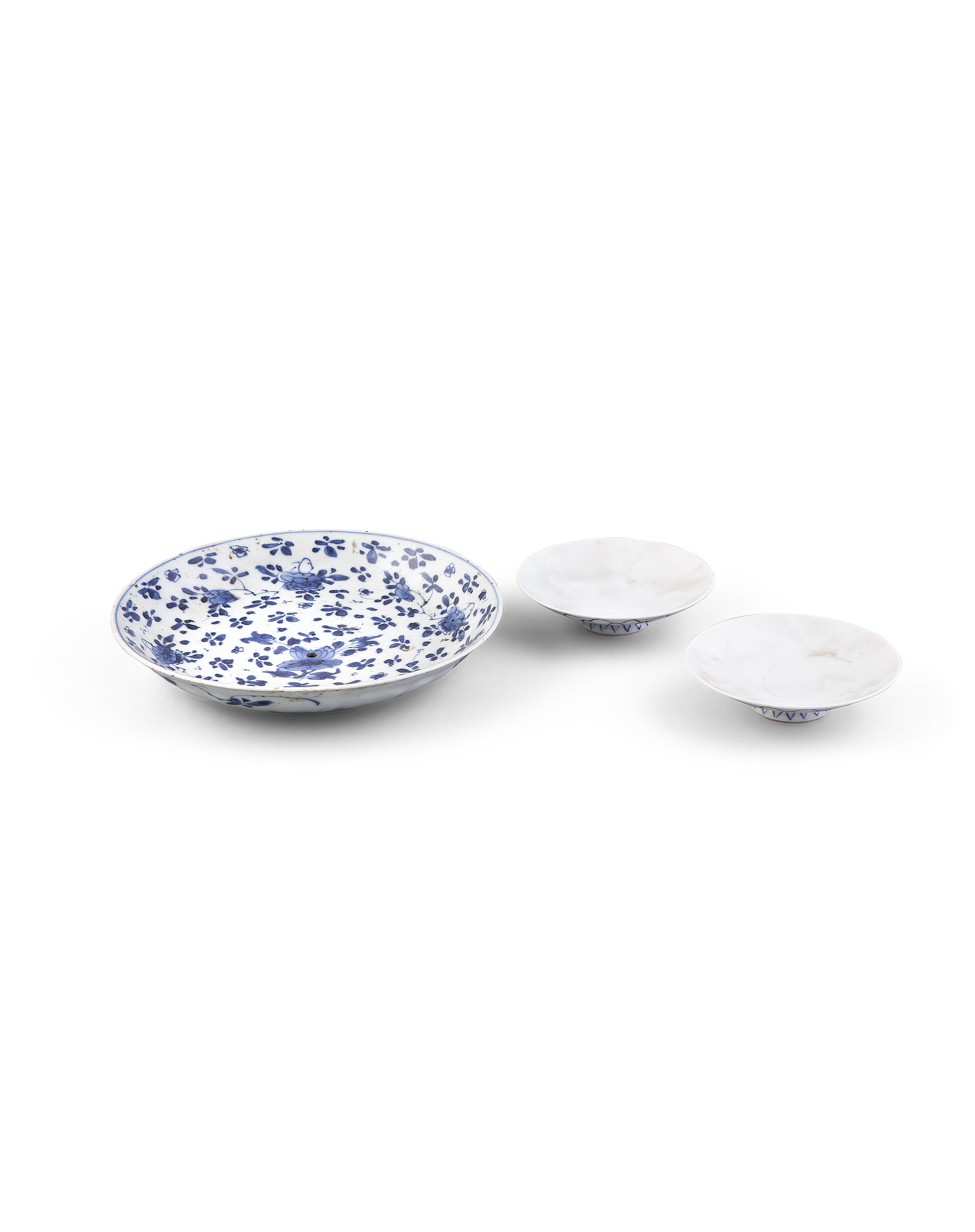 A CHINESE BLUE AND WHITE DISH, Qing Dynasty, of shallow circular form, with everted rim, decorated