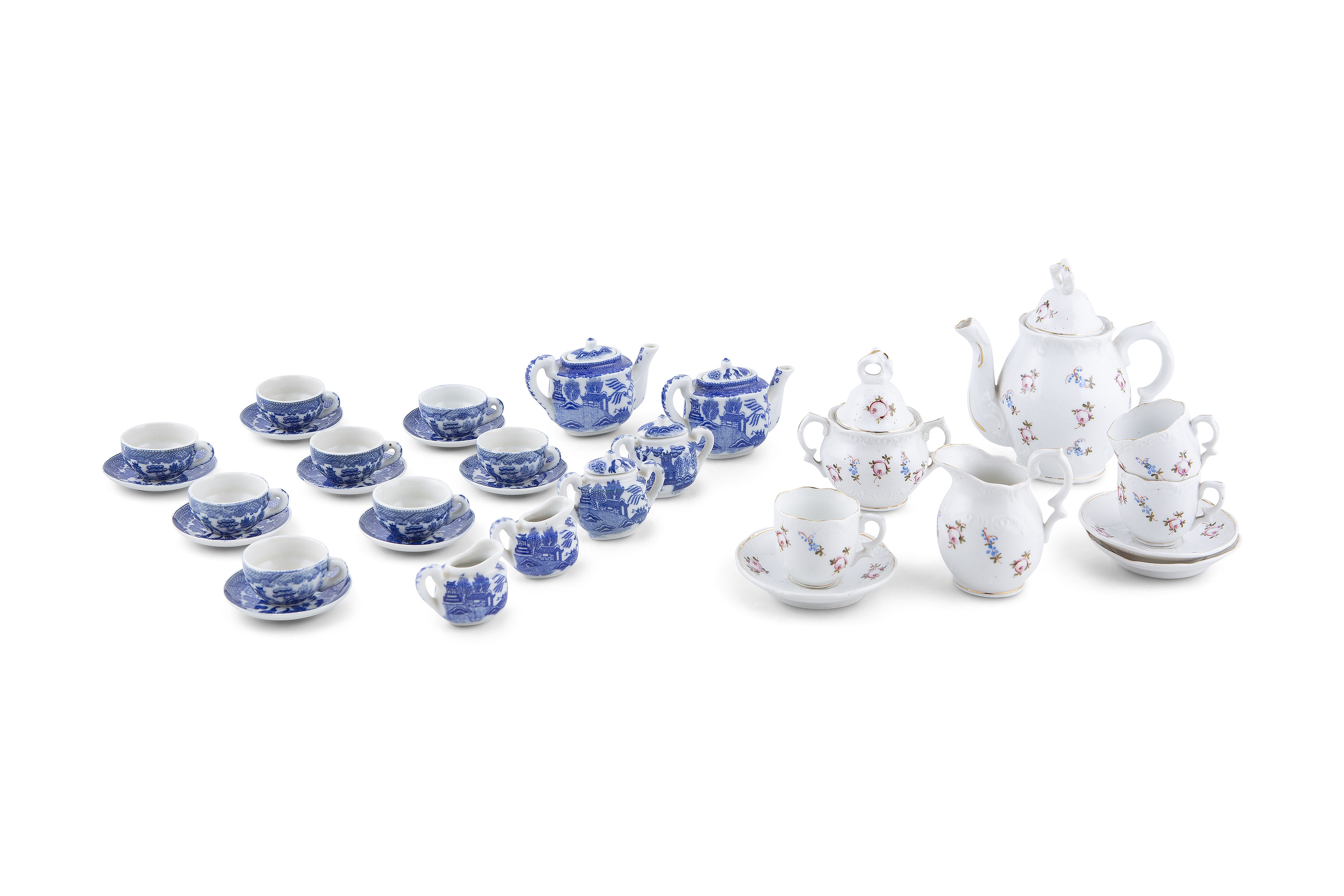 A NOVELTY CHILDS TEA SET, c.1900, transfer printed in blue and white willow pattern, comprising