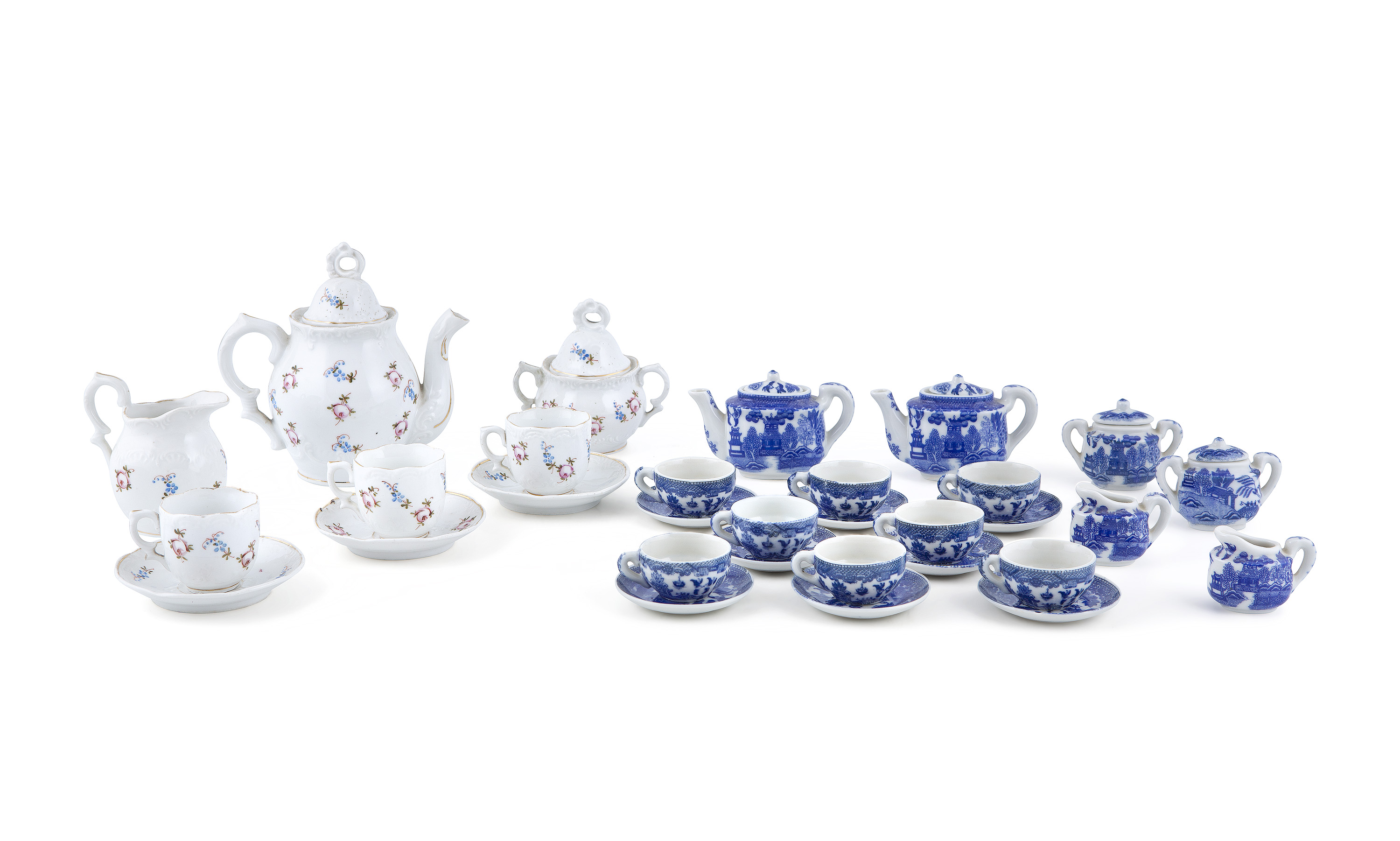 A NOVELTY CHILDS TEA SET, c.1900, transfer printed in blue and white willow pattern, comprising - Image 3 of 3
