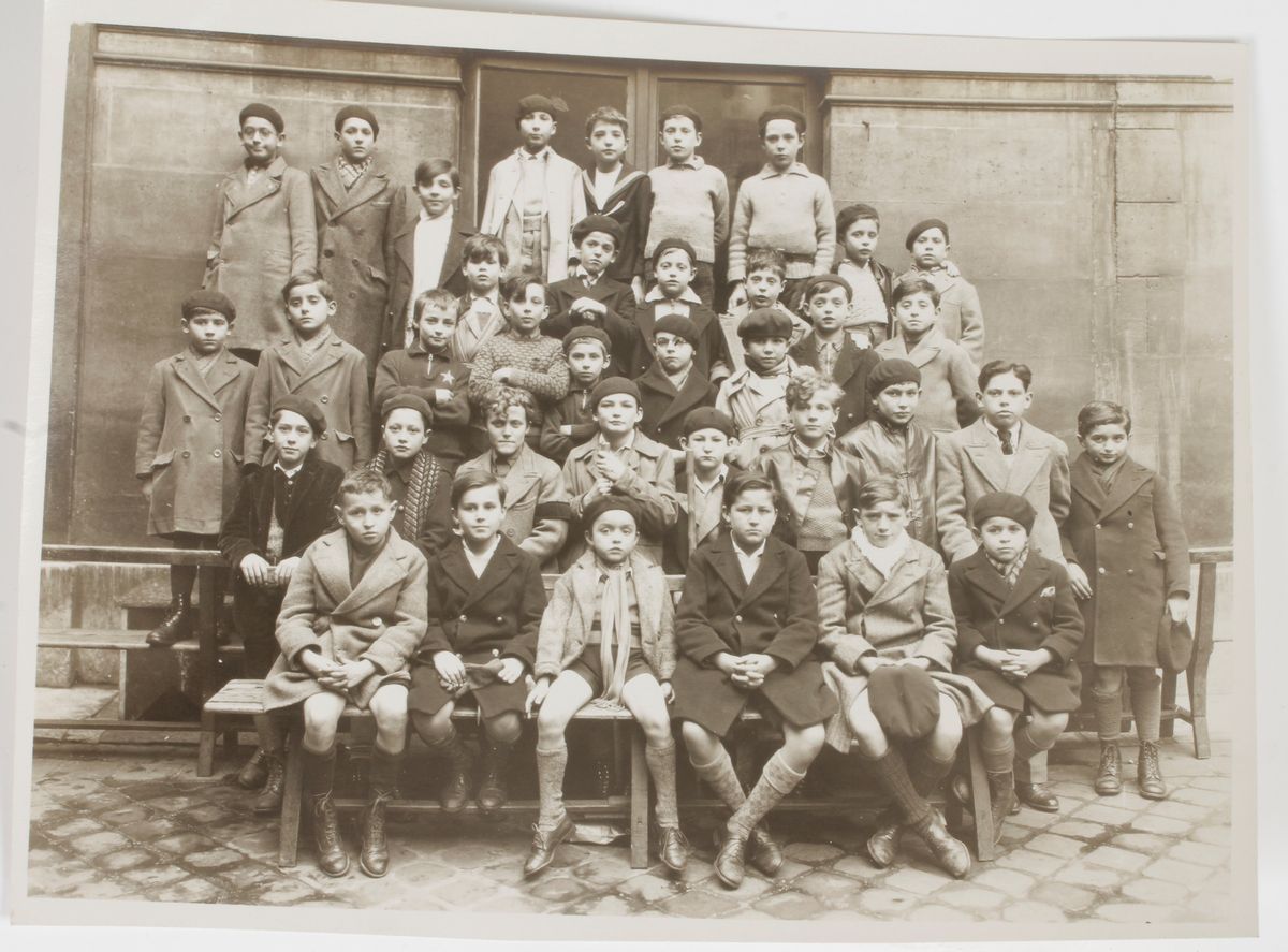 [PHOTOGRAPHIE - ANTISÉMITISME] Photo de classe et étoile jaune Tirage argentique d’époque. Mots clés