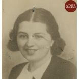 [PHOTOGRAPHIE] Portrait de jeune fille Tirage argentique d’époque, circa 1940. 10 x 9,5 cm Très rare