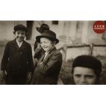 Roman VISHNIAC (1897-1990) Boys winking and smiling, Mukacevo, Tchecoslovaquie (aujourd’hui Ukraine)