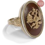 Bague en deux tons d’or 14K (585 / 1000), le chaton ovale orné d’un motif émaillé brun - rouge sur