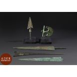 Lot de 4 pointes de lance et d'une hache. Bronze. Ier millénaire av. J.-C. H. : de 12 cm à 50 cm