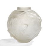 RENÉ LALIQUE (1860-1945) Formose, modèle créé le [7 août 1924], non repris après 1947 Vase sphérique