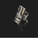 Jean DESPRÉS (1889-1980) Bague moderniste en argent et or. La platine rectangulaire aux motifs en