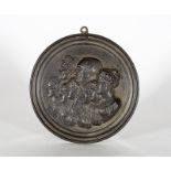 Medallón de bronce con la Familia Real de Carlos IV de perfil. Trabajo español o francés, h. 1805.