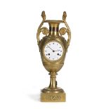 Reloj de sobremesa Imperio, en bronce dorado en forma de ánfora. Francia, primer tercio del S.