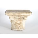 Capitel “de castañuelas” de influencia clásica en mármol tallado. Trabajo andaluz, S. XVI Medidas: