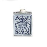 Bote para té en porcelana azul y blanca China, Dinastía Qing, ff. S. XIX Medidas: 10,5 x 5 x 9 cm