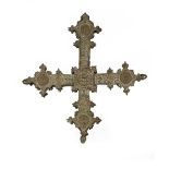 Cruz con alma de madera de bronce repujado, flores, jarrones e “IHS”. Trabajo español, ffs. S.