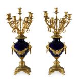 Pareja de candelabros Napoleón III de porcelana esmaltada de azul real y bronce dorado, Trabajo