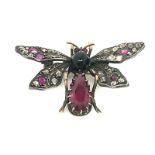 Broche S.XIX en forma de mariposa con rubelitas y diamantes en montura de oro de 14K. con frente