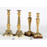 Pareja de candeleros de bronce dorado, de estilo Luis XVI, con decoración de medallone y “