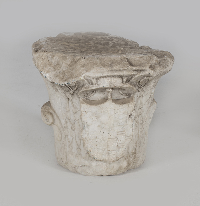 Pareja de capiteles de vaso acampanado tipo “moñas o castañuelas” en mármol blanco. España, S. XVI - Bild 3 aus 3