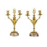 Pareja de candelabros de dos brazos de luz de estilo Luis XVI en bronce dorado y mármol. Trabajo