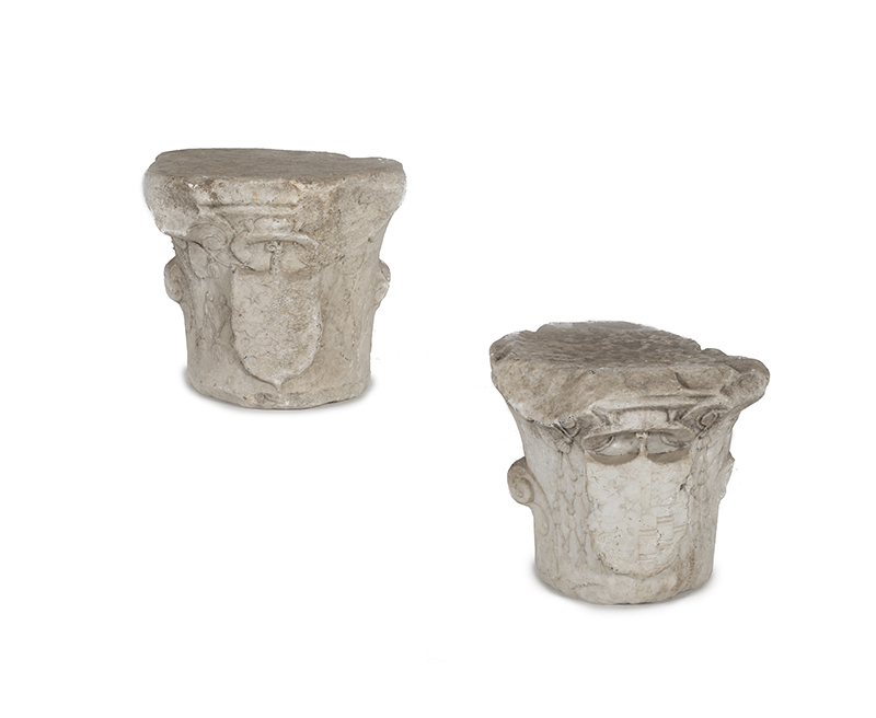 Pareja de capiteles de vaso acampanado tipo “moñas o castañuelas” en mármol blanco. España, S. XVI