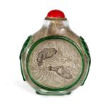 Snuff Bottle en cristal tallado y pintado. China, ff. S. XIX - pp. S. XX Medidas: 9,5 x 3 x 8 cm Con