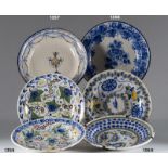 Dos platos de cerámica esmaltada con decoración de flores y elementos geométricos. Manises, S. XIX