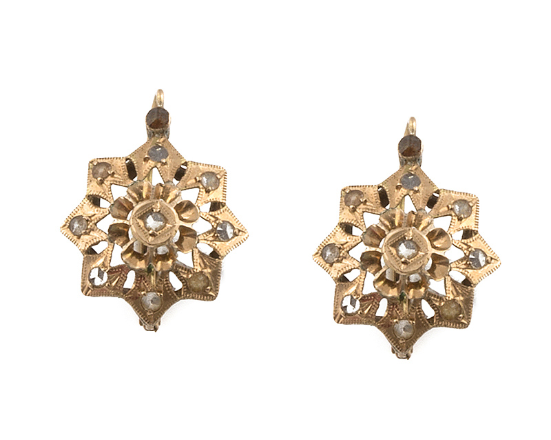 Pendientes de pp. S.XX con zafiros blancos en forma de estrella de ocho puntas en oro de 18K.