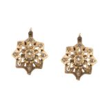 Pendientes de pp. S.XX con zafiros blancos en forma de estrella de ocho puntas en oro de 18K.