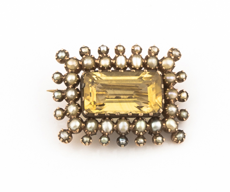 Broche de pp. S.XIX con citrino rectangular y doble orla y perlitas finas En oro amarillo de 18K.