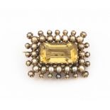 Broche de pp. S.XIX con citrino rectangular y doble orla y perlitas finas En oro amarillo de 18K.