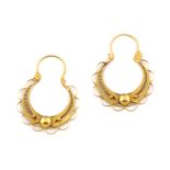 Pendientes criollas con filigrana en oro amarillo de 18K. Medidas: 2,5 x 2,7 cm.