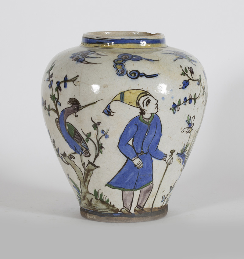 Jarrón globular de cerámica esmaltada con un personaje, garzas y arquitecturas en azul, verde y