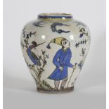 Jarrón globular de cerámica esmaltada con un personaje, garzas y arquitecturas en azul, verde y