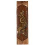 Arrocabe mudejar de madera de pino pintado decorado con un dragón, ffs. del S. XV. Medidas: 83 x