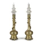 Pareja de lámparas de pié de estilo oriental de bronce dorado con una salamandra aplicada en