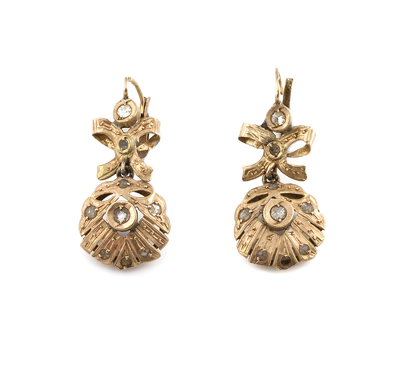 Pendientes de pp. S.XX de zafiros blancos, con lazo y concha colgante en oro amarillo de 18K.