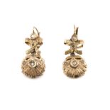 Pendientes de pp. S.XX de zafiros blancos, con lazo y concha colgante en oro amarillo de 18K.