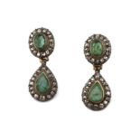 Pendientes largos S.XIX con esmeraldas de talla oval y perilla colgante,ambas orladas de diamantes