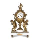 Reloj de sobremesa estilo Luis XVI en bronce dorado sobre basamento de mármol blanco. Francia, S.