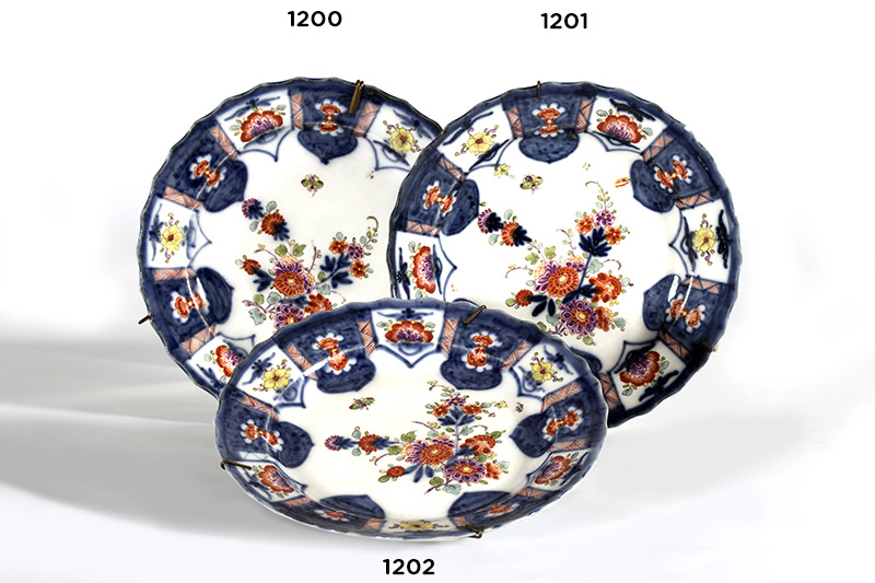 Plato de porcelana esmaltada con el “diseño del lambrequín”, de estilo oriental. Marca en azul