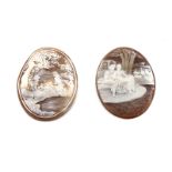 Dos camafeos tallados en concha bicolor con escenas campestres Medidas: 6,2 x 4,8 y 7,5 x 6 cm.