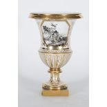 Copa de porcelana esmaltada y dorada, con escenas de caza decoradas en grisalla, enmarcadas en