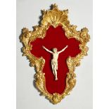 Cristo de marfil tallado, con marco posterior de madera tallada y dorada. S. XIX Medidas marfil: