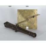 “Alidada”o regla para instrumentos topográficos o fotográficos de bronce grabado, S. XVII Medidas: