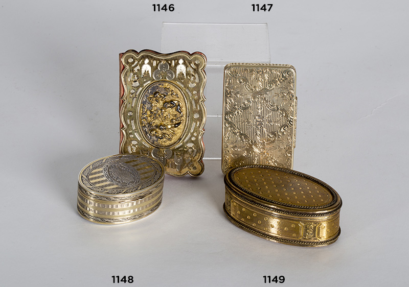Caja ovalada de decoración grabada de plata dorada y plata vermeile. Francia, h. 1800 Medidas: 2 x 6